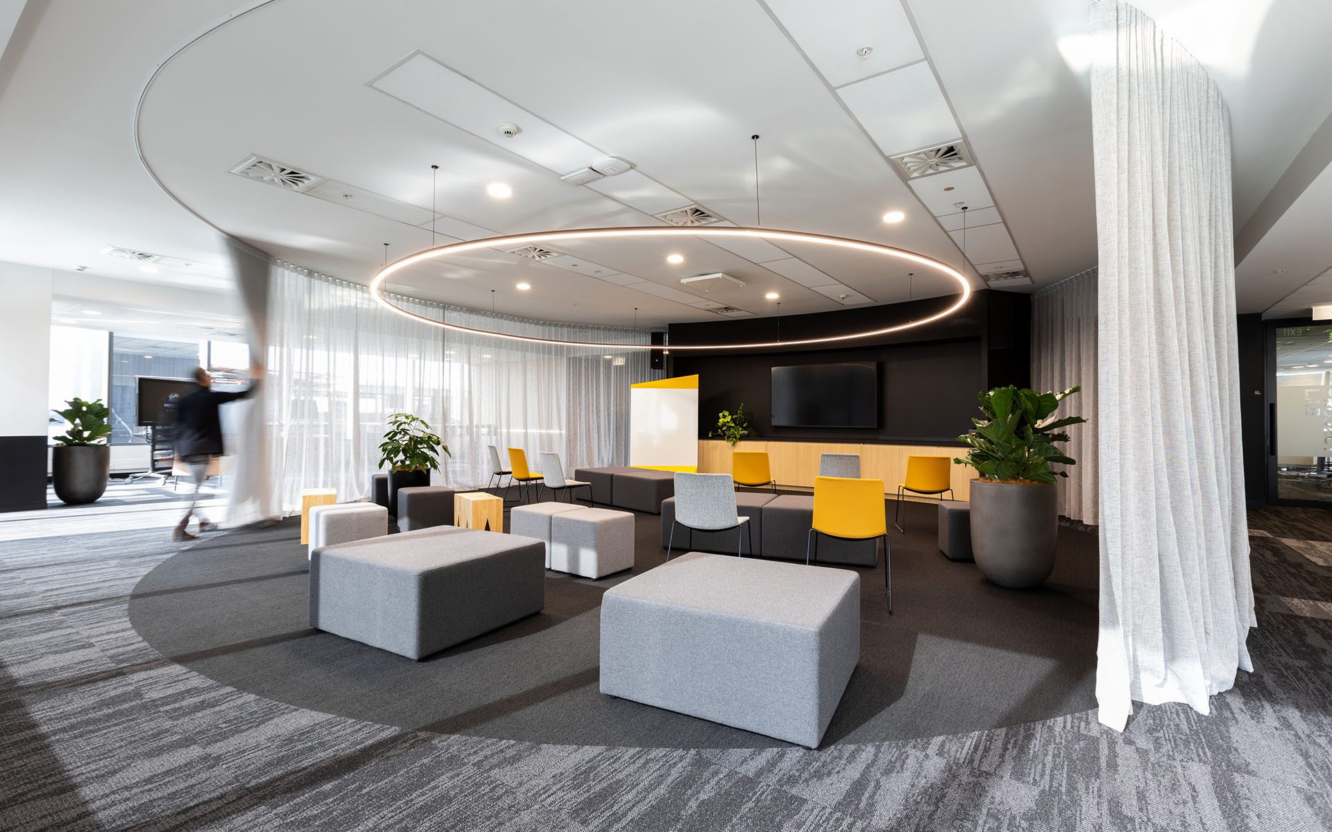 project-EYWavespace_CG-Project-Hero-1920px_EY-Wavespace_Workplace-Design-Hero